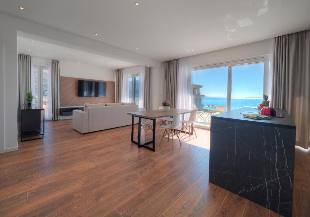 Horizon Two bedroom Penthouse with Hot tub - 3