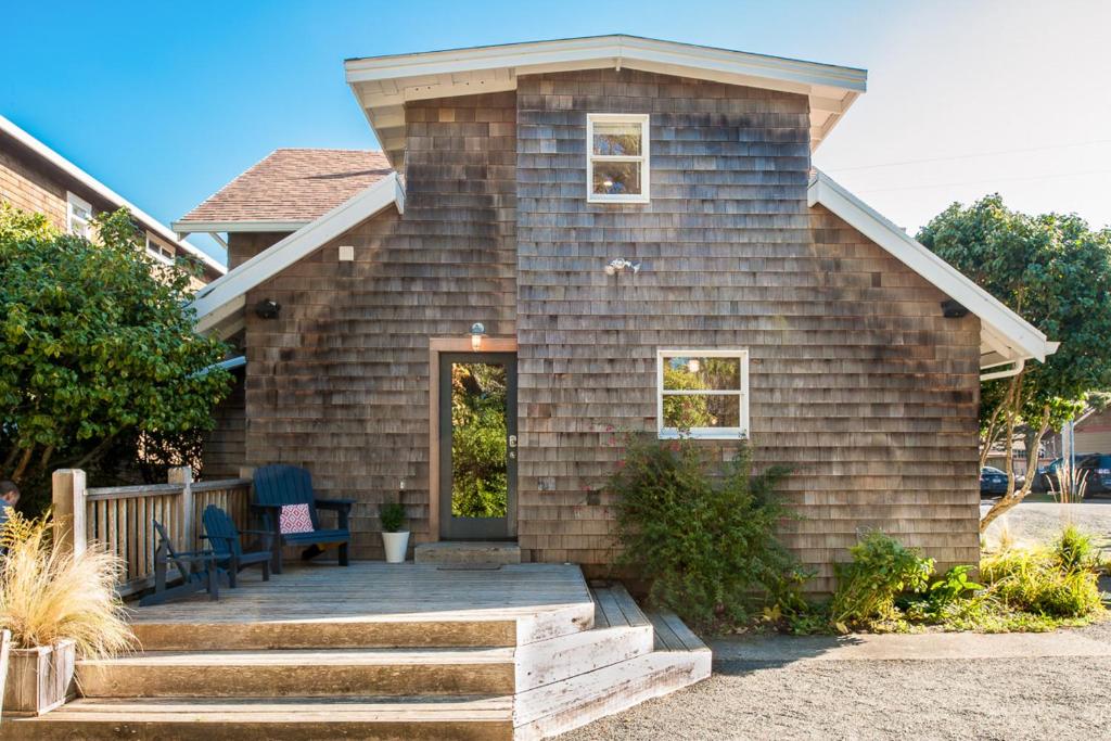 Captain's Corner, Manzanita