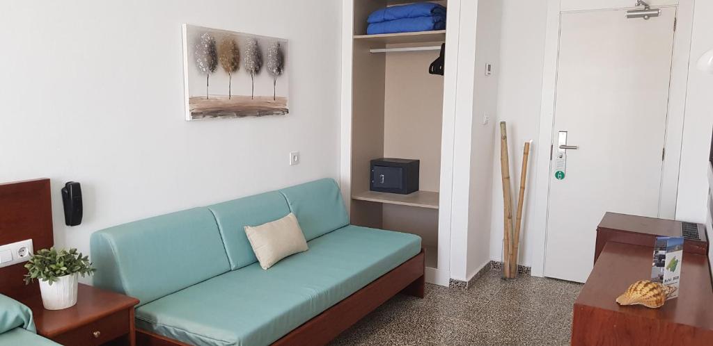 Hotel Sur — Hotel rooms in Cala Bona, Balearic Islands