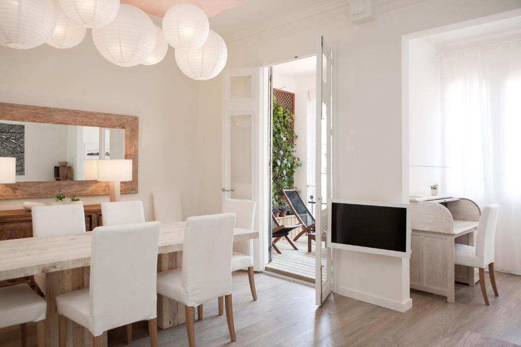 Casanova Charm 4BDR Apartment - 4