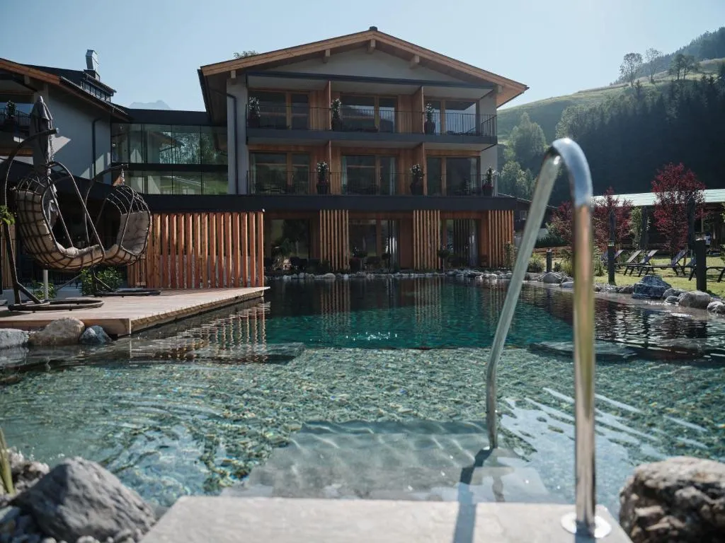 Wellness und Brunch Hotel MorgenZeit beheizter Naturpool mit Sandstrand Genuss Frühstück bis 13 Uhr Hochkönig Sommercard, hotel in Maria Alm am Steinernen Meer