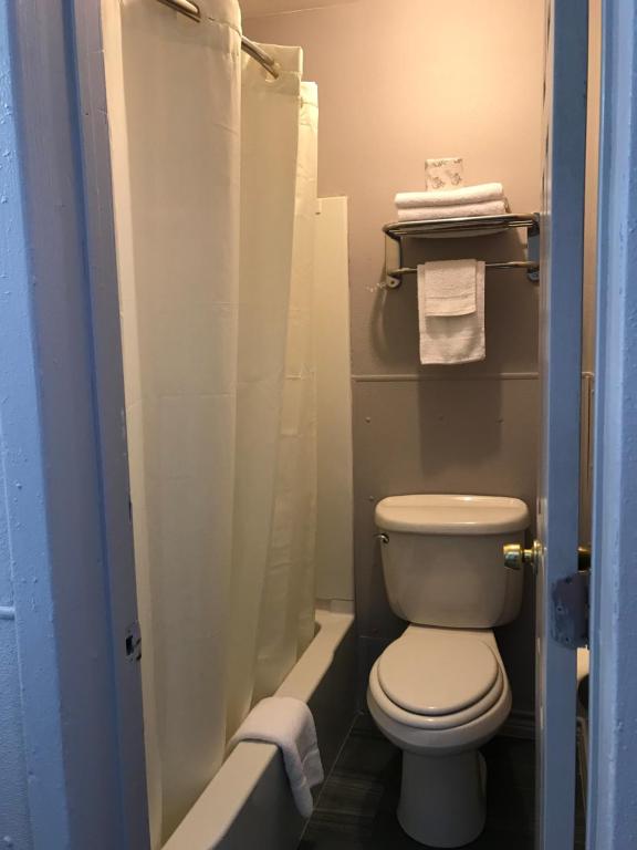 Budget Inn & Suites photo