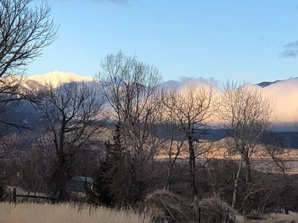 River Rest Luxury Cabin - The Beaverhead Beautiful River and Mountain Views!!
