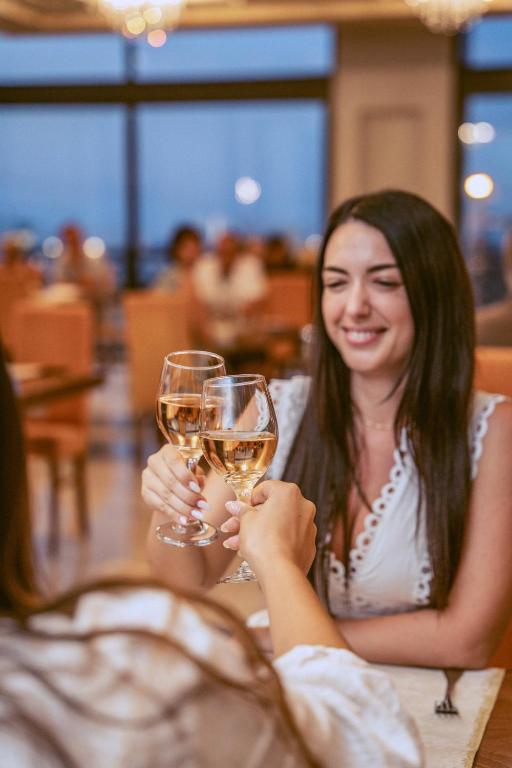Grand Hotel Holiday Resort — Restaurant & bars in Stalida