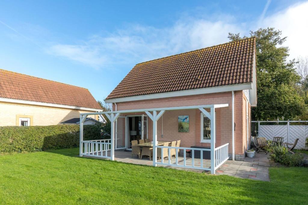 Villa-Meerchen-Villa-mit-ueberdachter-Terrasse-800m-vom-Strand-entfernt, Kamperland