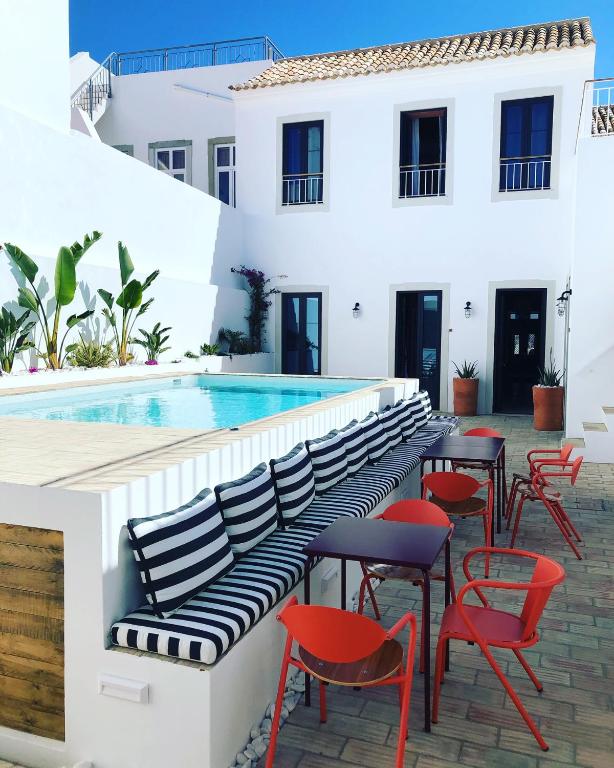 Casa Rosa Villa with Pool in Olhao Centre — Hotel in Olhao