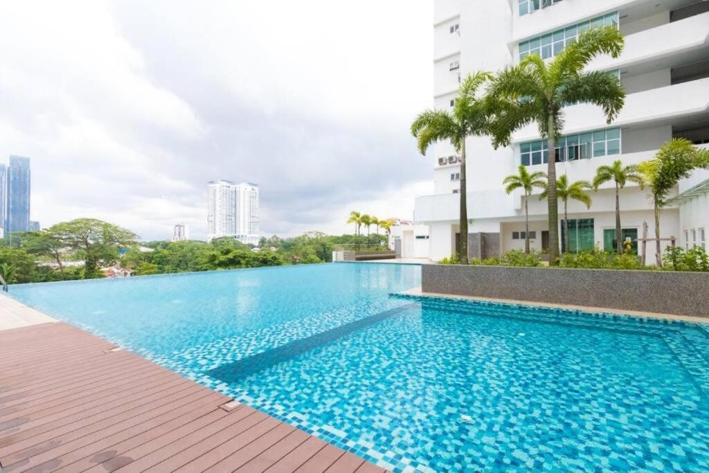 Seaview condo near RF Mall, Food Court & Free Netflix photo