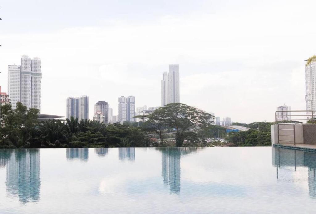 Seaview condo near RF Mall, Food Court & Free Netflix photo