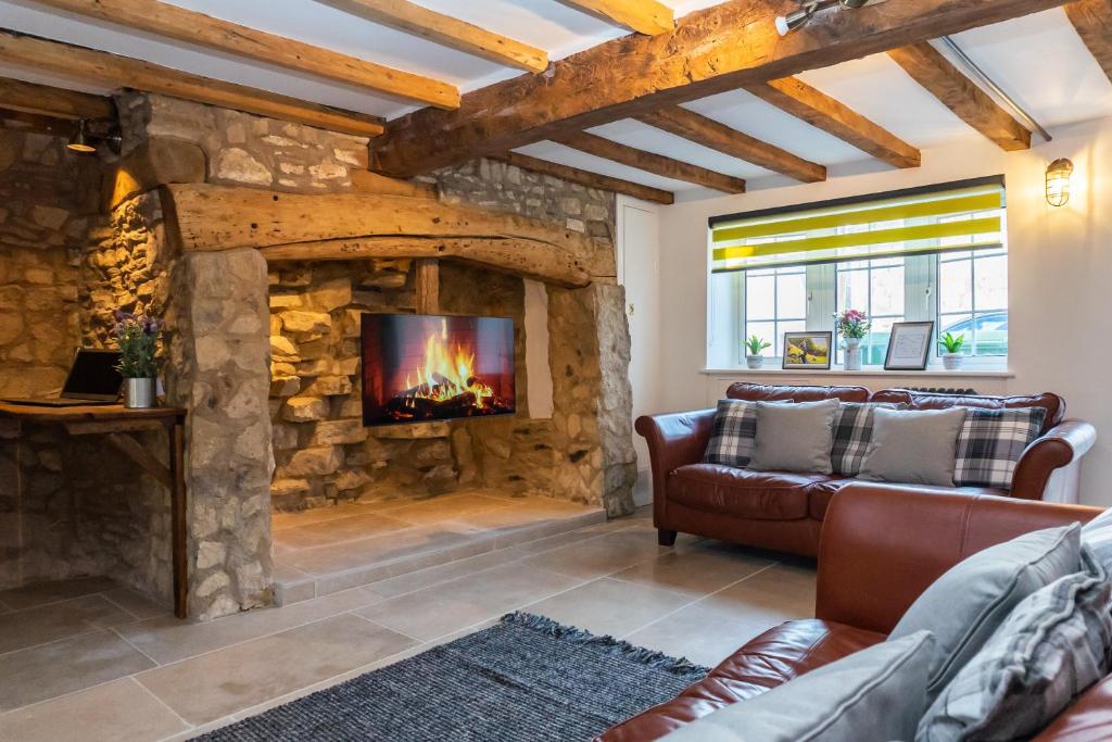 4 Bed Cottage, Sleeps 8 with free parking and Wi-Fi near Gloucester and Cheltenham