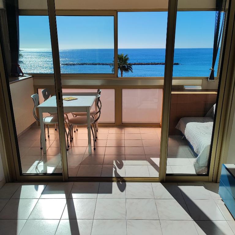 Grand studio bord de mer- accès direct aux plages - 1