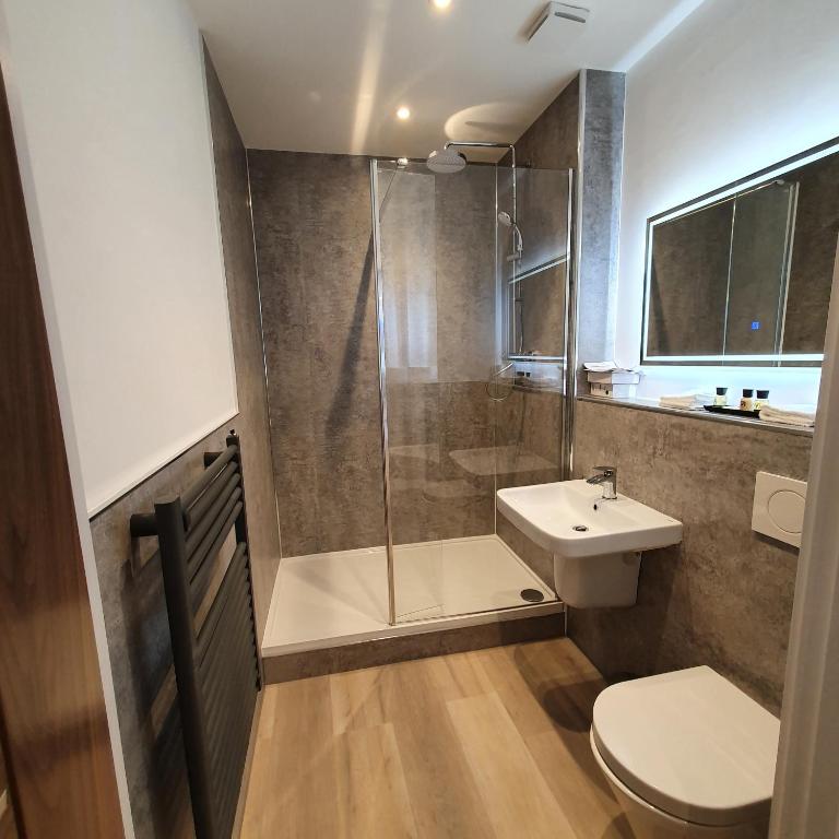Central Penthouse with Hot Tub & Views 24 photo