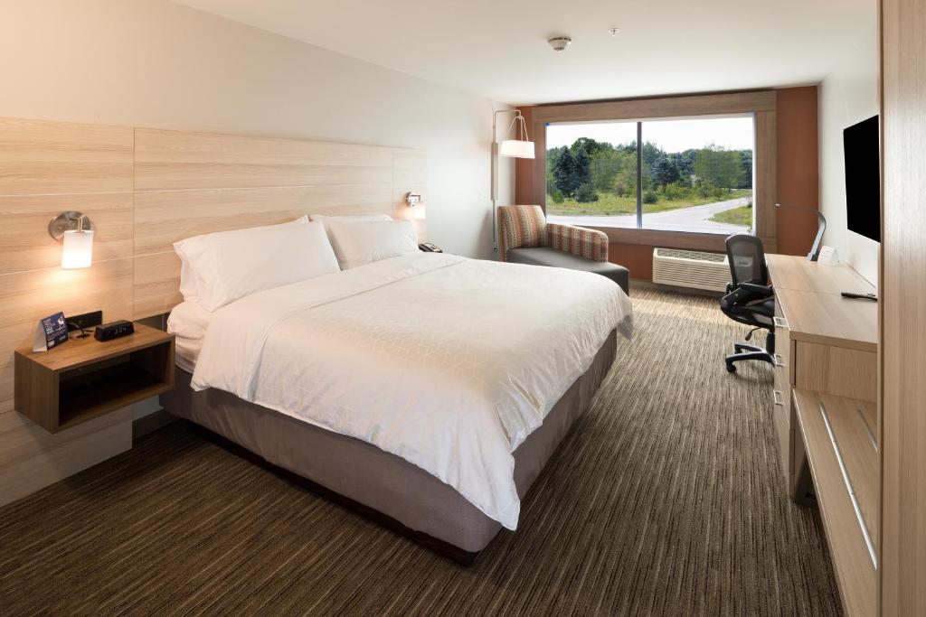 Holiday Inn Express & Suites Alpena - Downtown photo