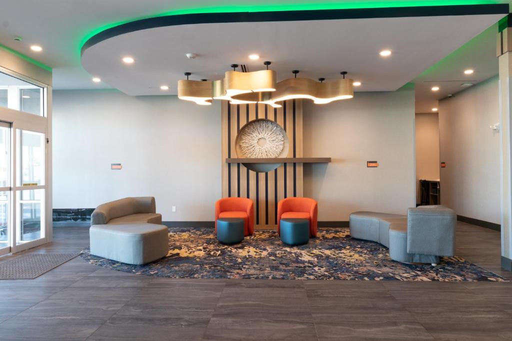 La Quinta Inn & Suites by Wyndham San Antonio Seaworld/LAFB photo