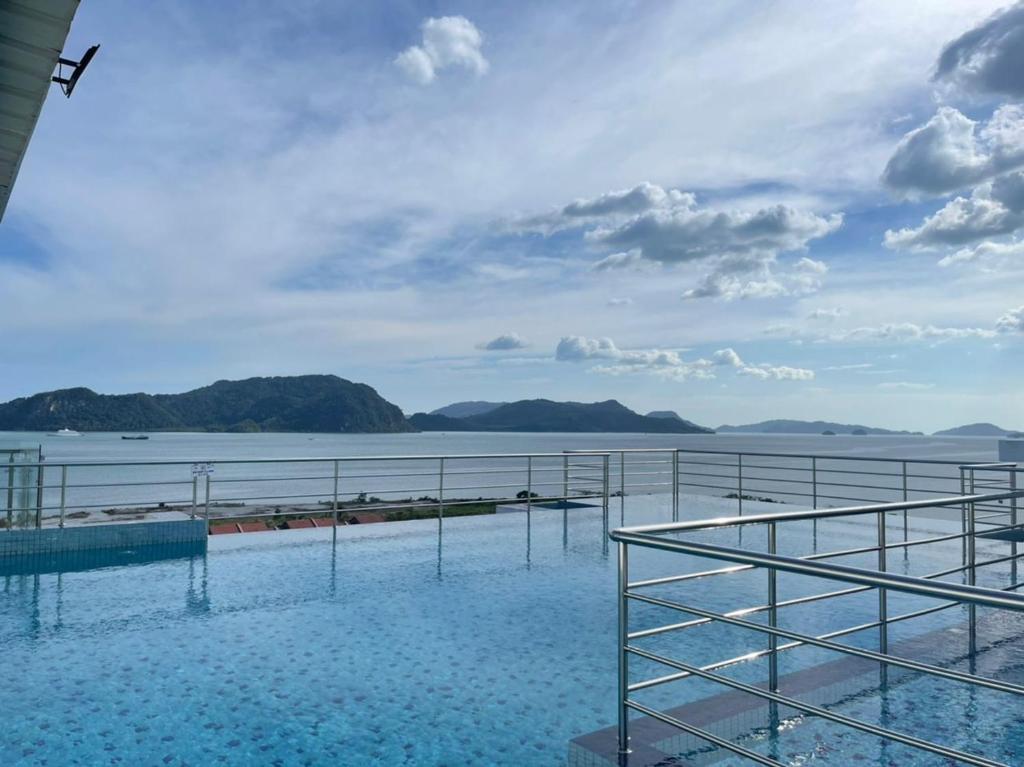 Simfoni Beliza Apartment with Roof Top Pool by Vintage photo