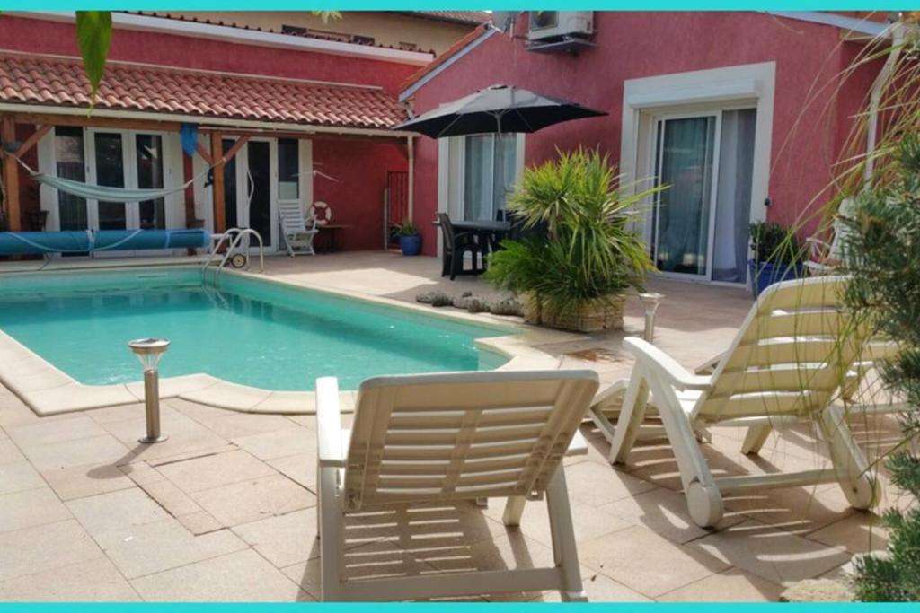 Studio avec vue sur la ville piscine partagee et jardin clos a Roques