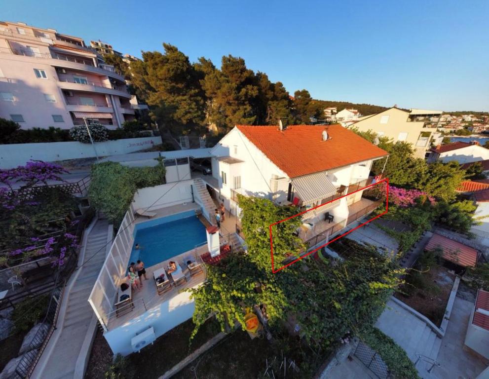 A3-90m2 apt w shared pool & balcony next to beach, Trogir