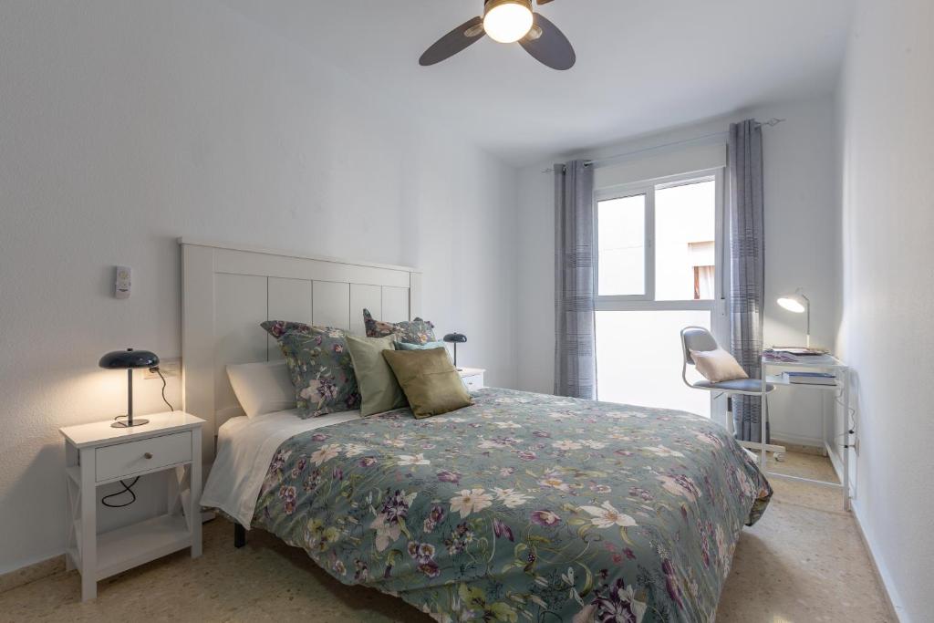 Luminoso apartamento de dos habitaciones con terraza y parking en el centro, Málaga