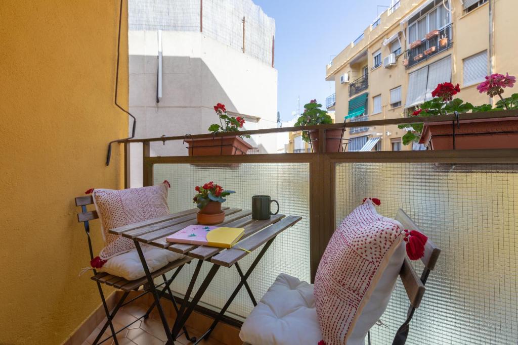 Luminoso apartamento de dos habitaciones con terraza y parking en el centro - 2