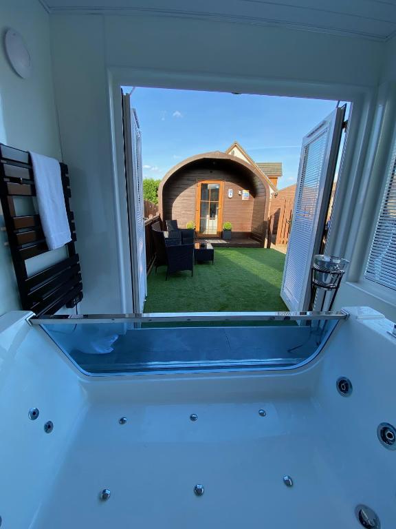 Highland Stays - Ben View Studio Pod & Jacuzzi Bath photo