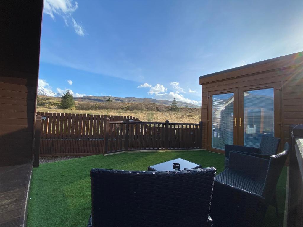 Highland Stays - Ben View Studio Pod & Jacuzzi Bath photo