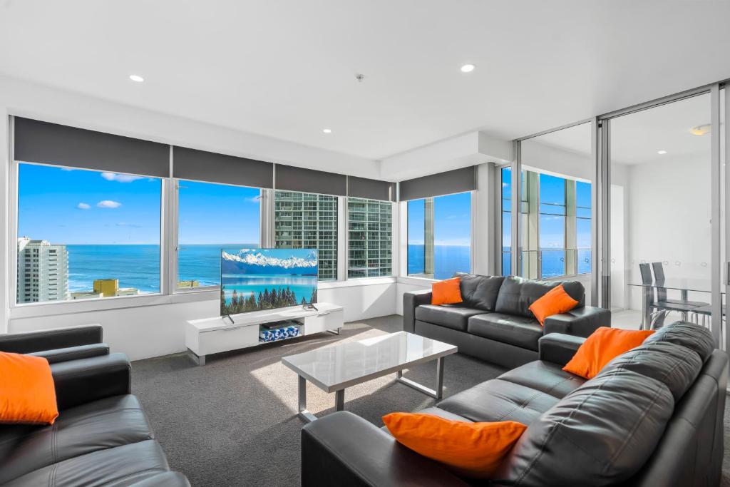 Q1 Amazing Ocean Views 22nd Level Heated Pools Sauna Gym Cinema — Hotel in Gold Coast
