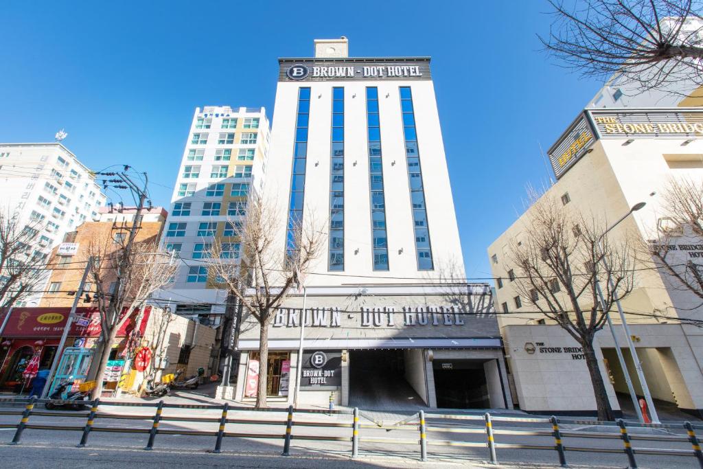 Brown-Dot Hotel Minam photo