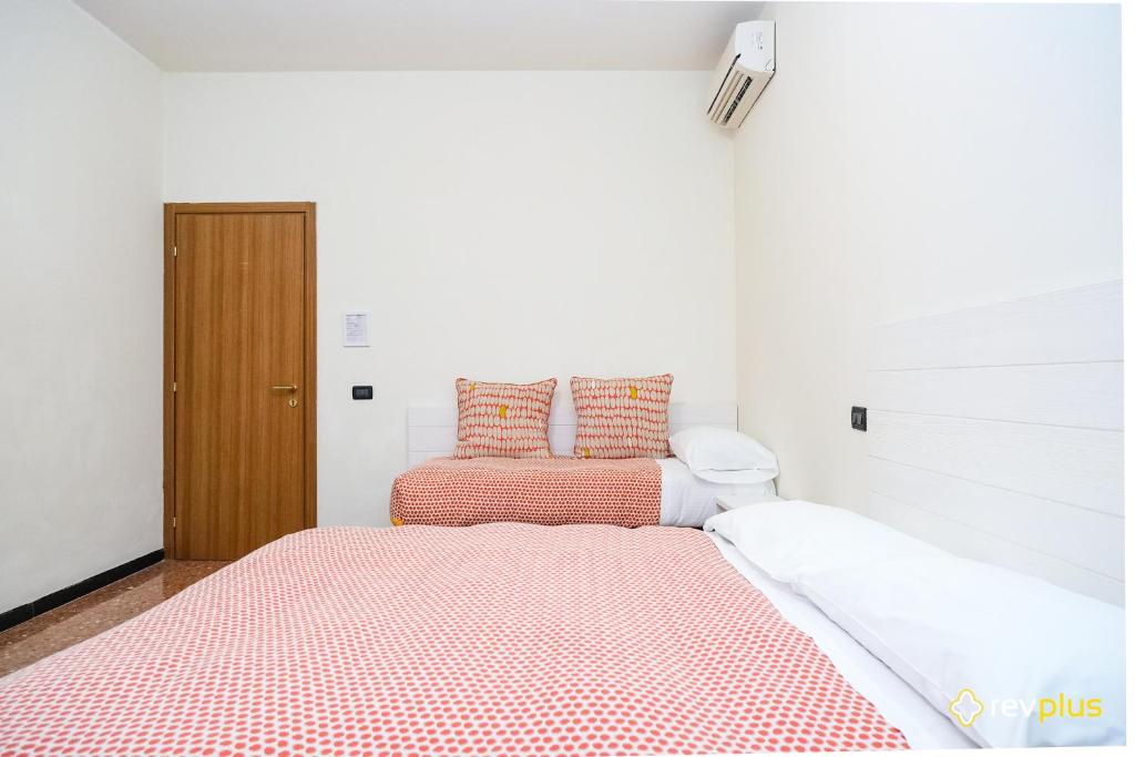 Lia Rooms 3 - 5
