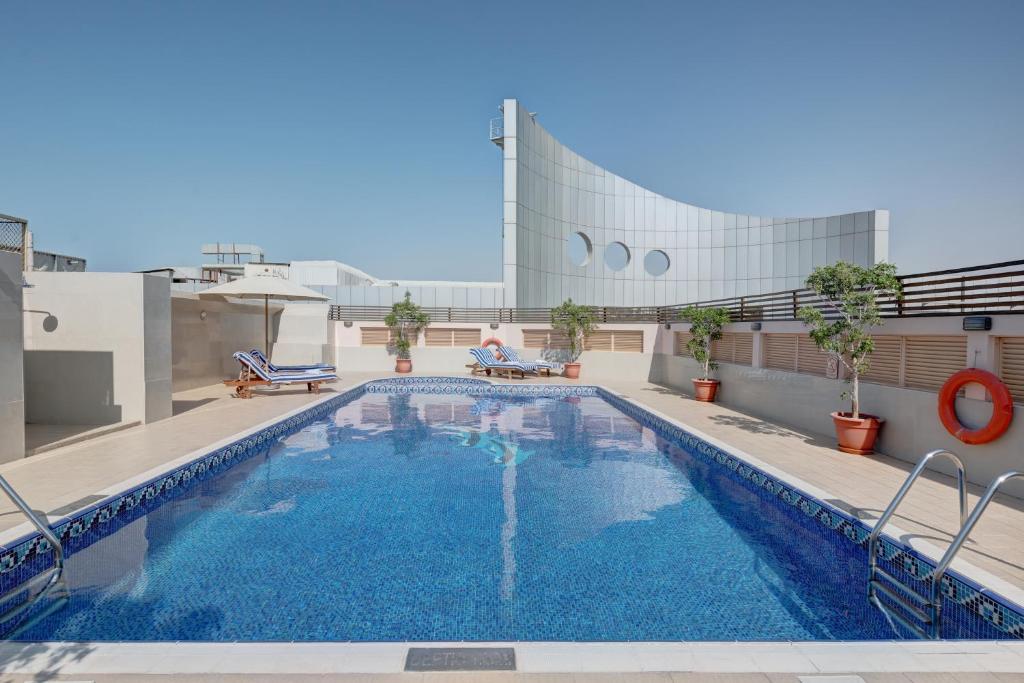 Swimming pool, Radiance Premium Suites in Dubai