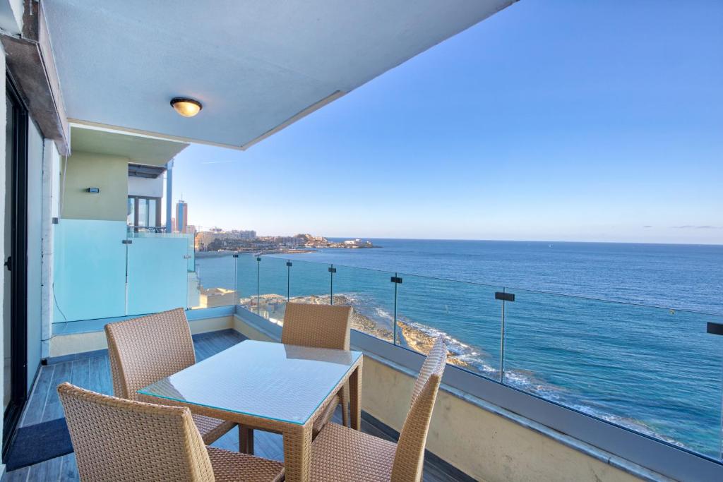 Seafront Sliema Apartment with Balcony & Sea Views by JL, Sliema