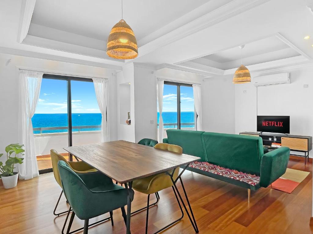 180° SEAVIEW Apt. right on famous beach promenade, Larnaka