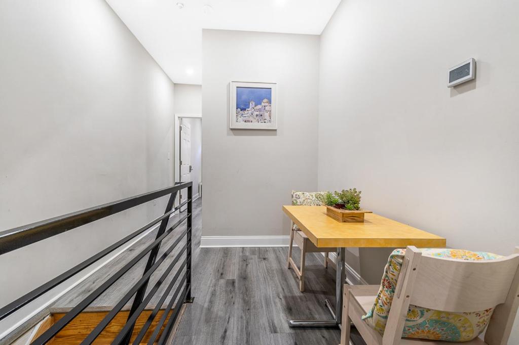 4 BDRM & 2 Baths Near Downtown, Tourist Sites, Restaurants