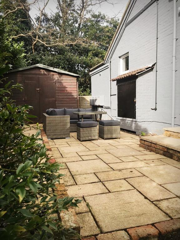 Spacious 3-Bed Coastal Stay Sleeps 6 Parking Groups Welcome photo 5