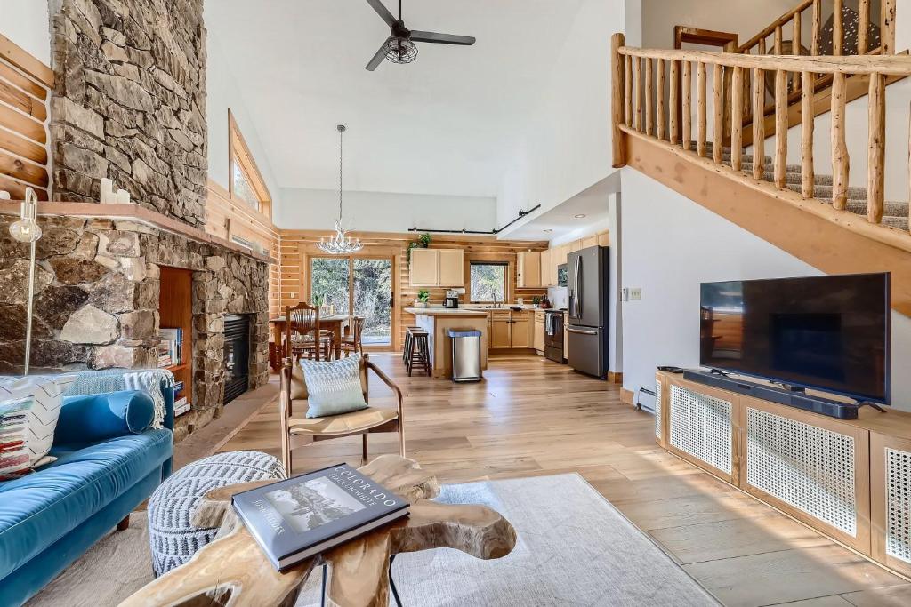 Cabin on The Blue an On the River Private Home with a Hot Tub and Views, Breckenridge