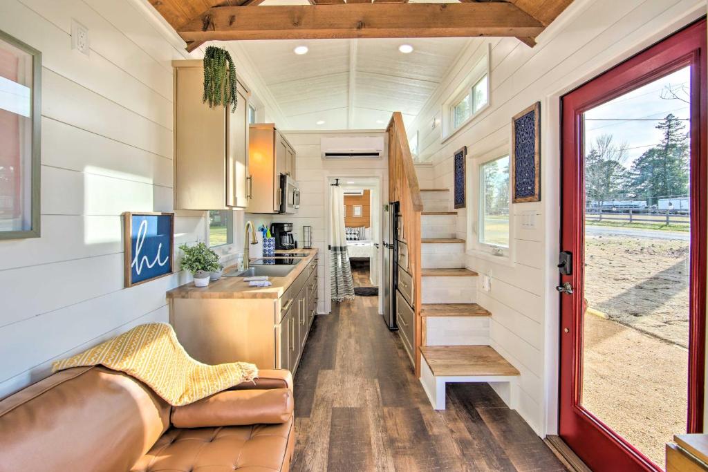 Shared Dock and Lake Access Daingerfield Tiny Home, Daingerfield