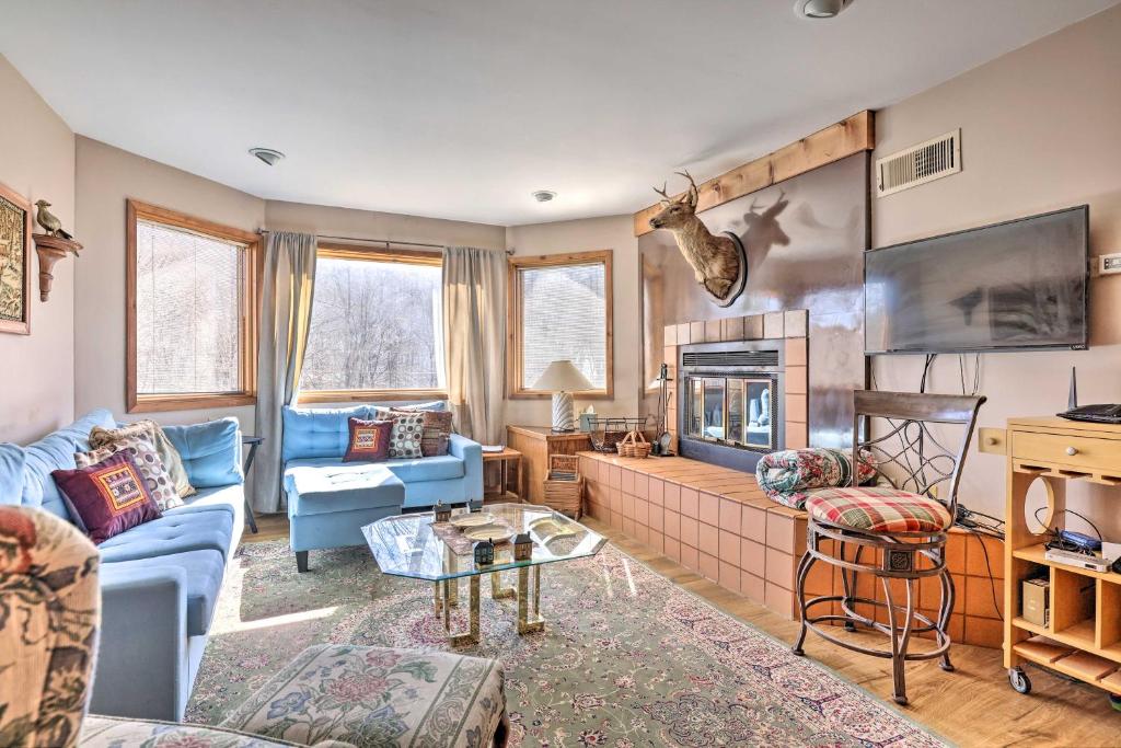 Next to Shawnee Mtn Ski Area Inviting Condo!, East Stroudsburg