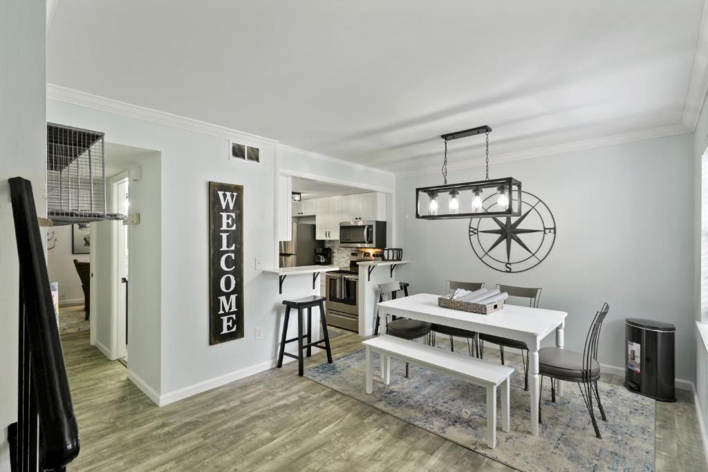 #49 Cheerful 2 BDR with Pool & Assigned 2 Parking, Hilton Head Island