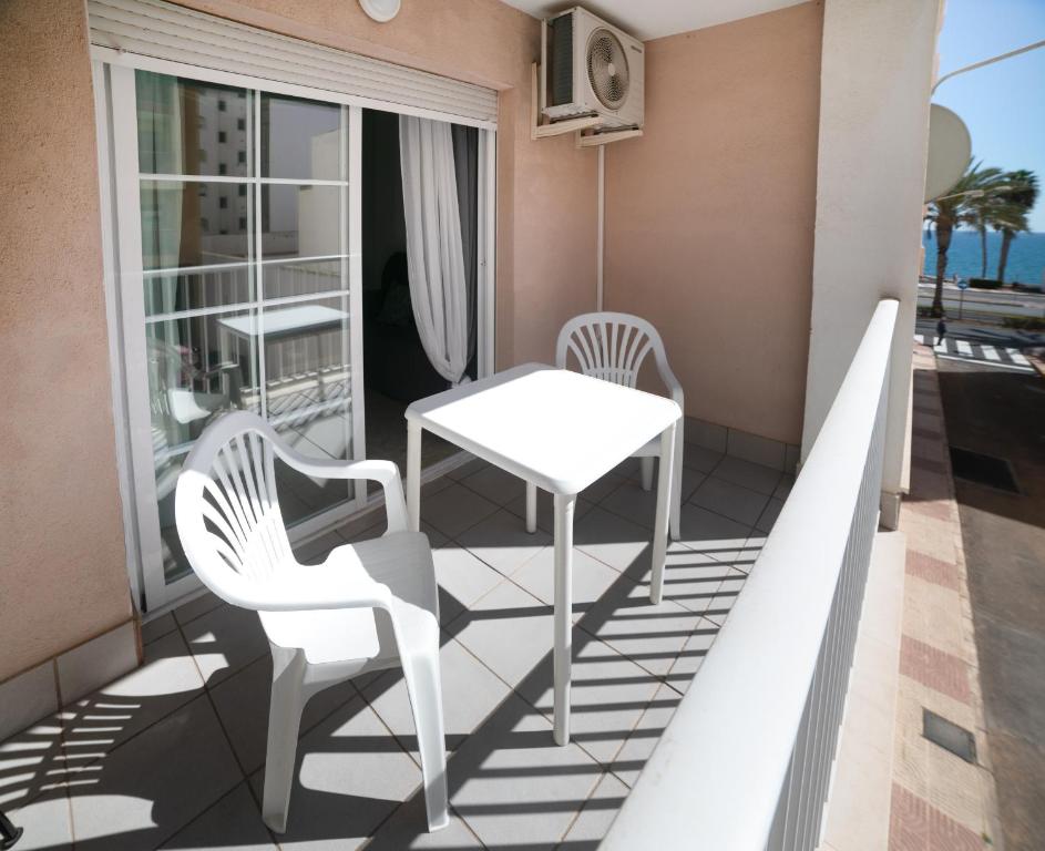Apartamento con piscina y terraza a 50 metros de la playa - 1