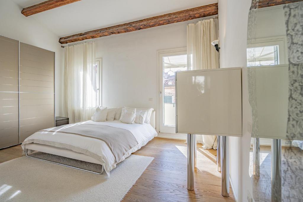Colleoni Apartment with 2 Superb Terraces - 4