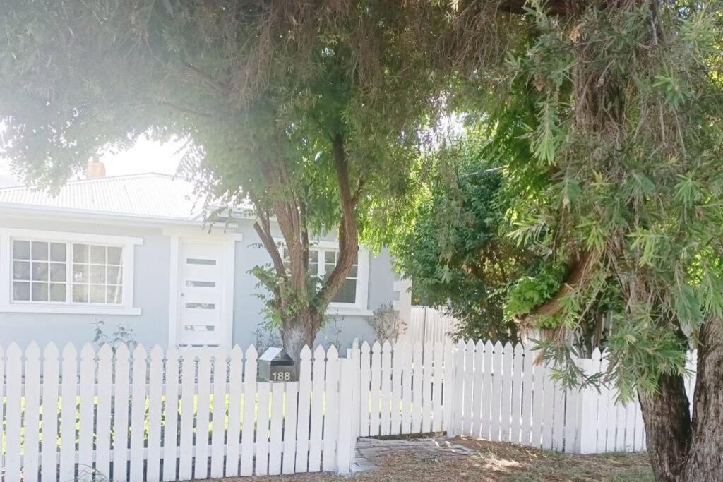 Charming 4 bedroom House with Firepit and Alfresco Holiday home in