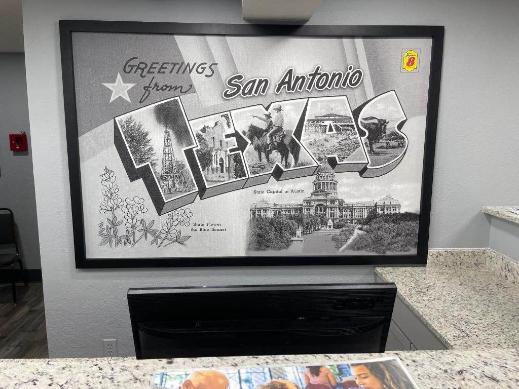 Super 8 by Wyndham San Antonio Downtown NE photo