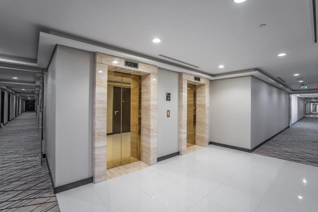 Luxurious studio fully furnished 5 stars hotel facilities in Dubai South photo