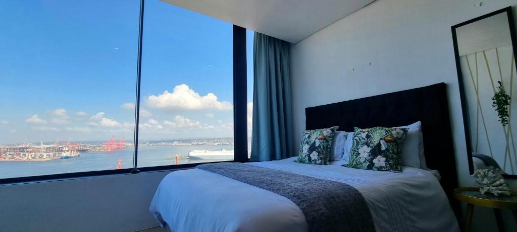 Accommodation Front - Cosy 2 Sleeper with Exquisite Harbour Views, Durban
