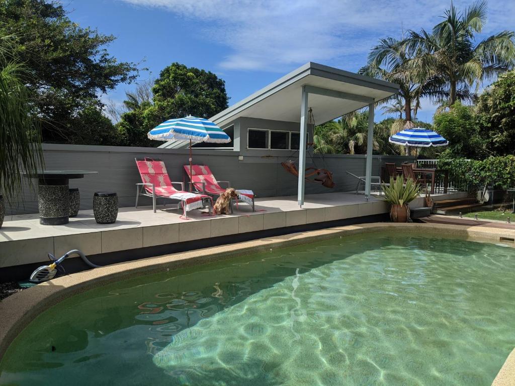 Phoenix Oasis, Family and Pet Friendly Apartment with Pool — Hotel in Port Macquarie