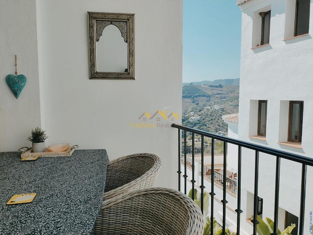 Lovely 2 bedroomed apartment with pool - 3