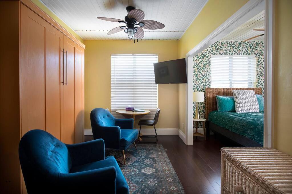 Duval Street Suite overlooking Duval with parking and pool, Key West