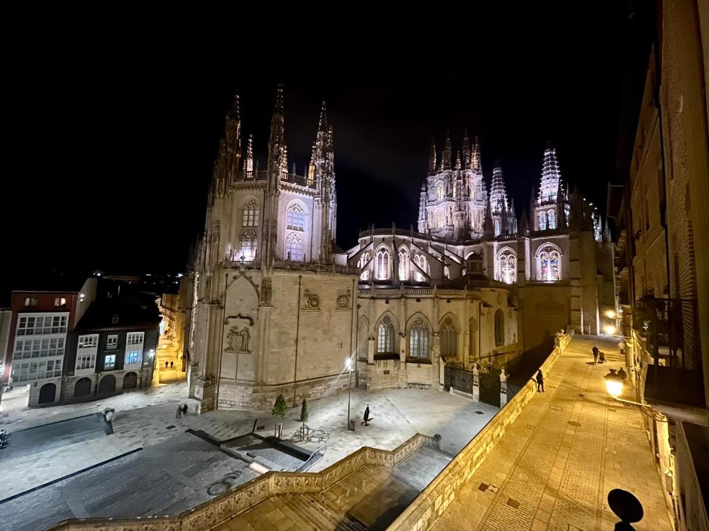 AtuaireHome Balcón con vistas a la Catedral de Burgos - 3