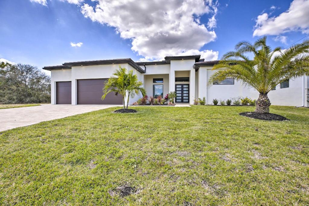 Private Pool Canalfront Home in Cape Coral, Cape Coral