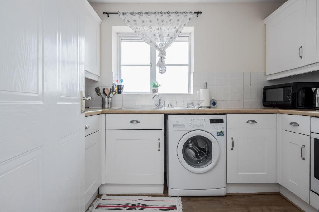 Captivating 3-Bed Apartment in Grays photo