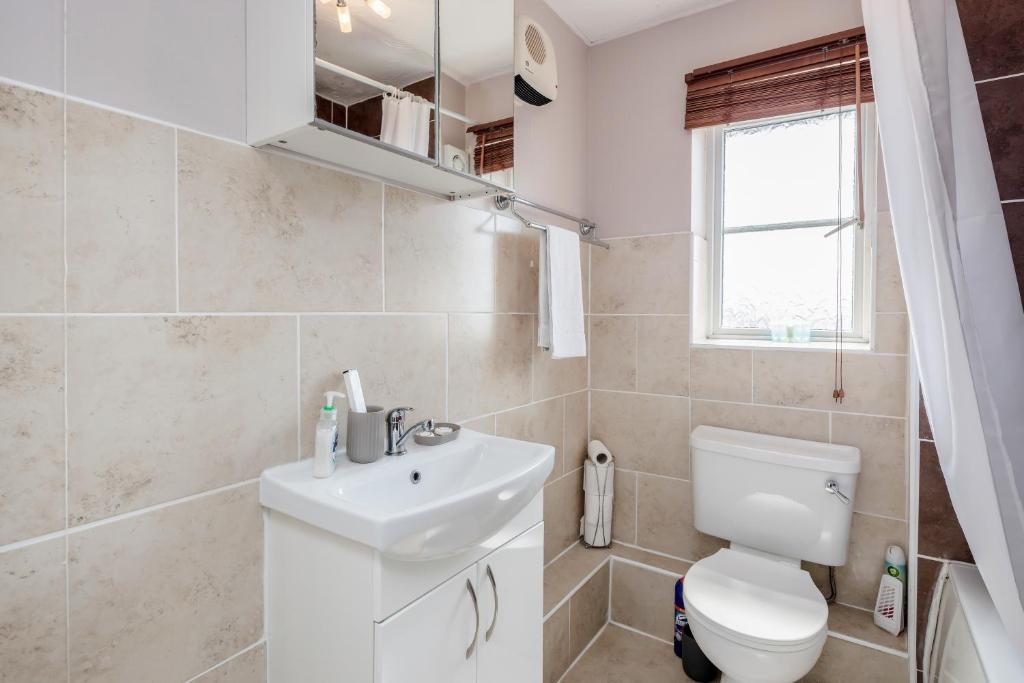 Captivating 3-Bed Apartment in Grays photo