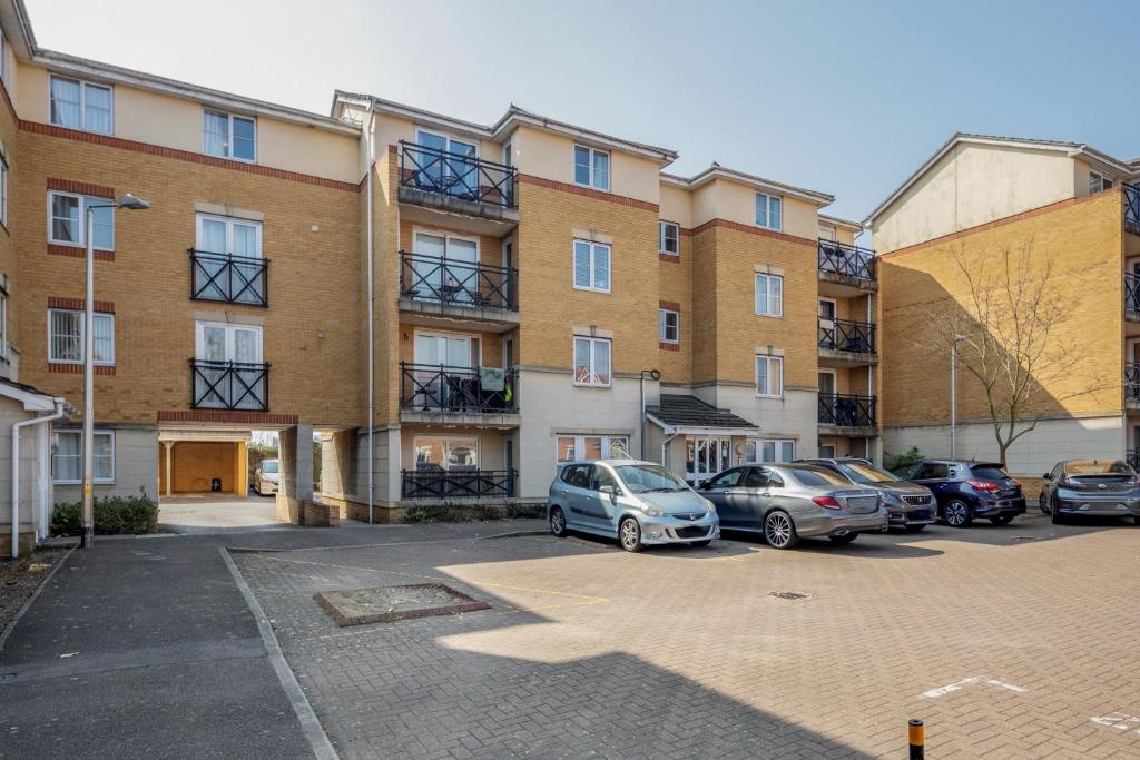 Captivating 3-Bed Apartment in Grays photo
